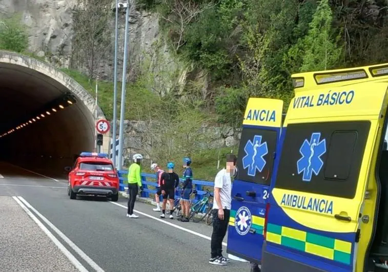 Tres ciclistas guipuzcoanos heridos, uno de ellos grave, tras sufrir una caída en Navarra